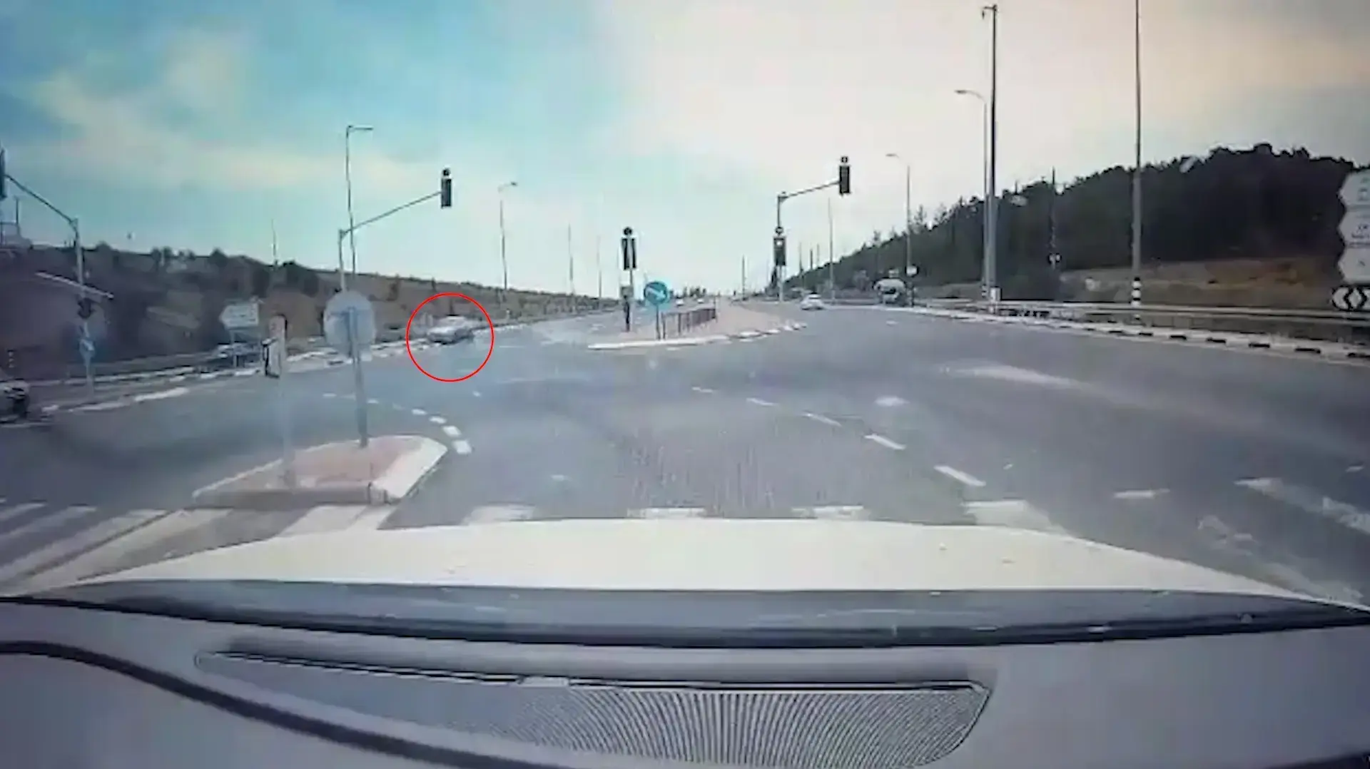 תיעוד: נהג איבד את הכרתו בזמן נהיגה והתנגש ברמזור