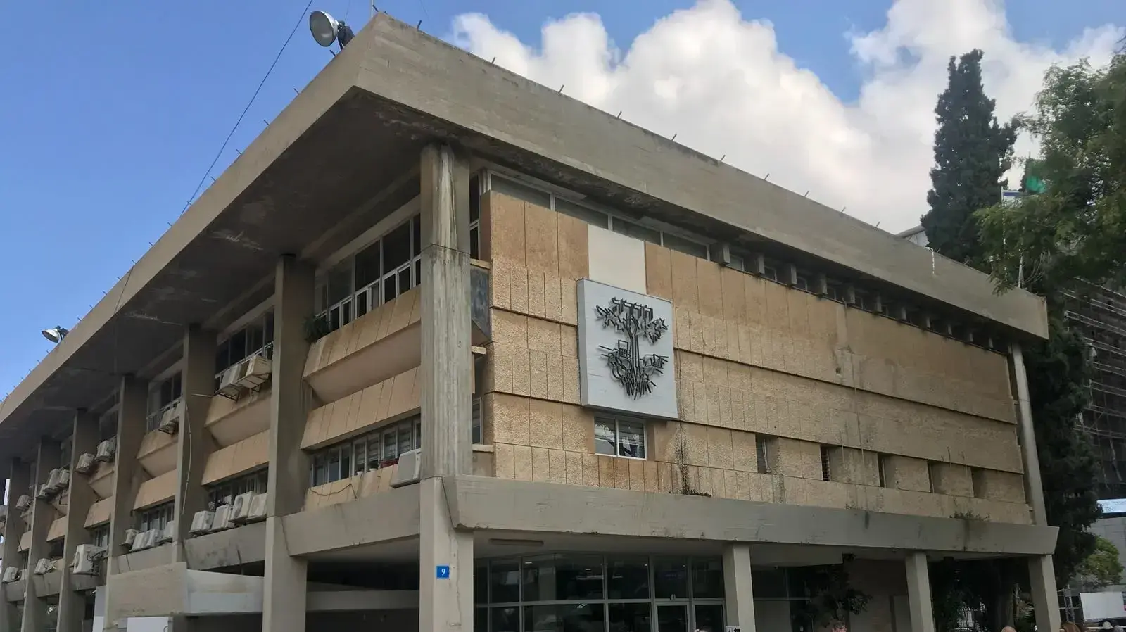 בניין העירייה בשרון בו נעצרו בכירים בשחיתות בניין העירייה בשרון בו נעצרו בכירים בשחיתות