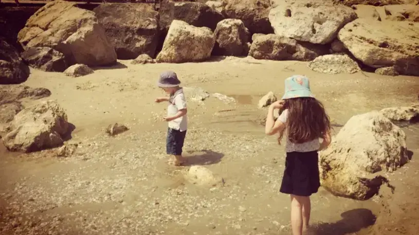 ילדים מבלים בים ילדים מבלים בים
