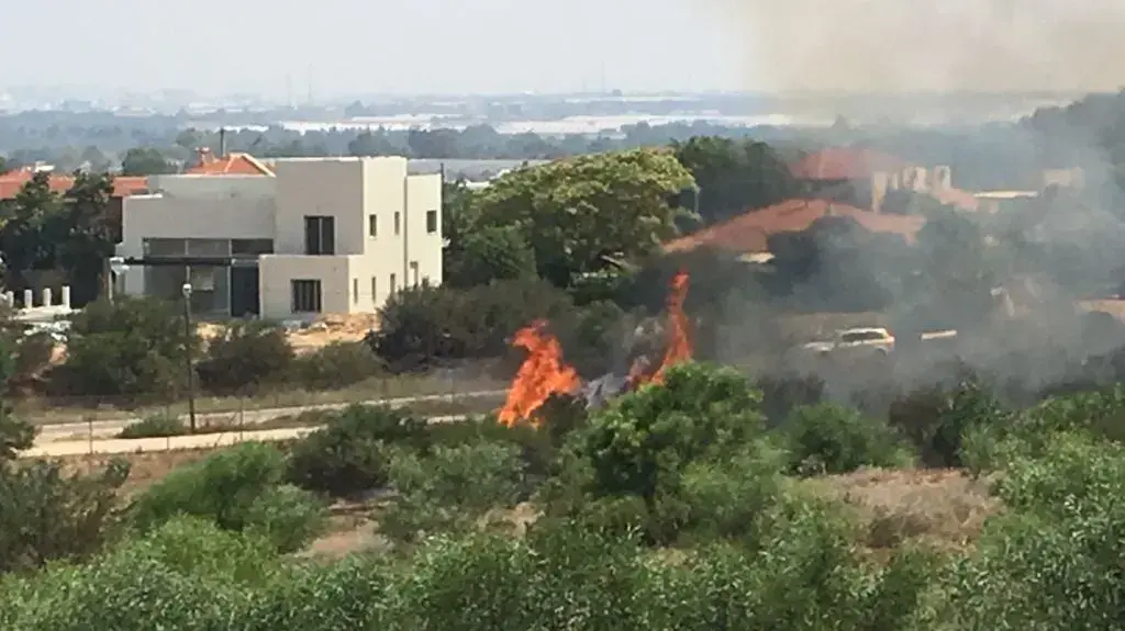 שריפה בנתיב העשרה שבנגב בשל עפיפון תבערה ב-5 ביוני 2018 שריפה בנתיב העשרה שבנגב בשל עפיפון תבערה ב-5 ביוני 2018