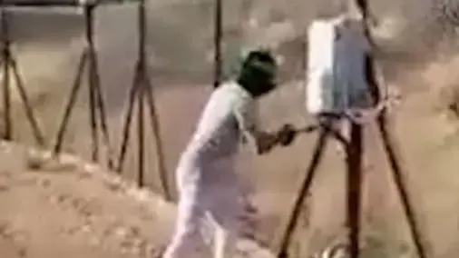 צעיר פלסטיני המזוהה עם ארגון חמאס מחבל בגדר ההפרדה באזור הר חומה בדרום ירושלים צעיר פלסטיני המזוהה עם ארגון חמאס מחבל בגדר ההפרדה באזור הר חומה בדרום ירושלים