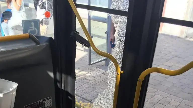 חלון אוטובוס נופץ במהלך קטטה בין נתוני אריתריאה בתל אביב, 5 ביוני 2018 חלון אוטובוס נופץ במהלך קטטה בין נתוני אריתריאה בתל אביב, 5 ביוני 2018