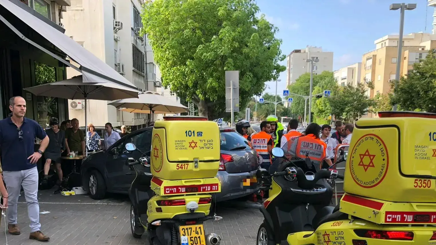 כלי רכב שהתנגש בבית קפה בכיכר המדינה שבתל אביב. 6 ביוני 2018 כלי רכב שהתנגש בבית קפה בכיכר המדינה שבתל אביב. 6 ביוני 2018