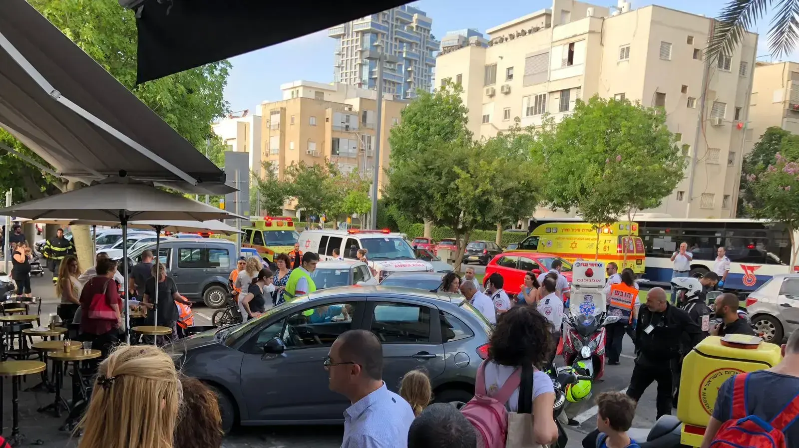 כלי רכב שהתנגש בבית קפה בכיכר המדינה שבתל אביב. 6 ביוני 2018