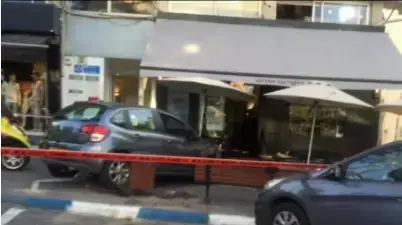 כלי רכב שהתנגש בבית קפה בכיכר המדינה שבתל אביב. 6 ביוני 2018 כלי רכב שהתנגש בבית קפה בכיכר המדינה שבתל אביב. 6 ביוני 2018