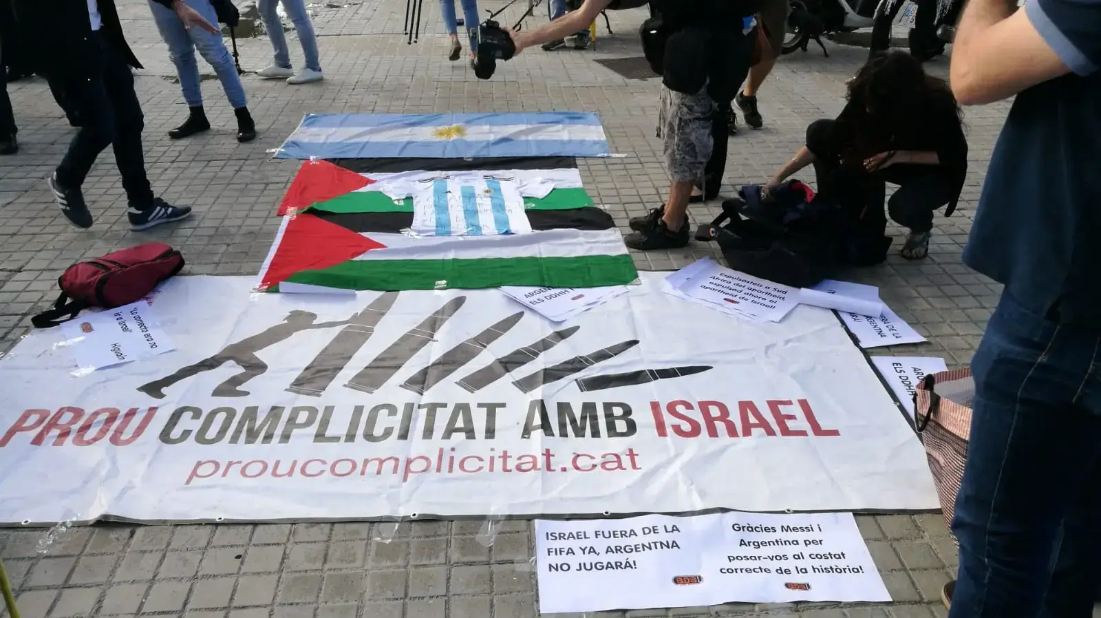 מחאה נגד ישראל מול המחנה של נבחרת ארגנטינה, ברצלונה מחאה נגד ישראל מול המחנה של נבחרת ארגנטינה, ברצלונה