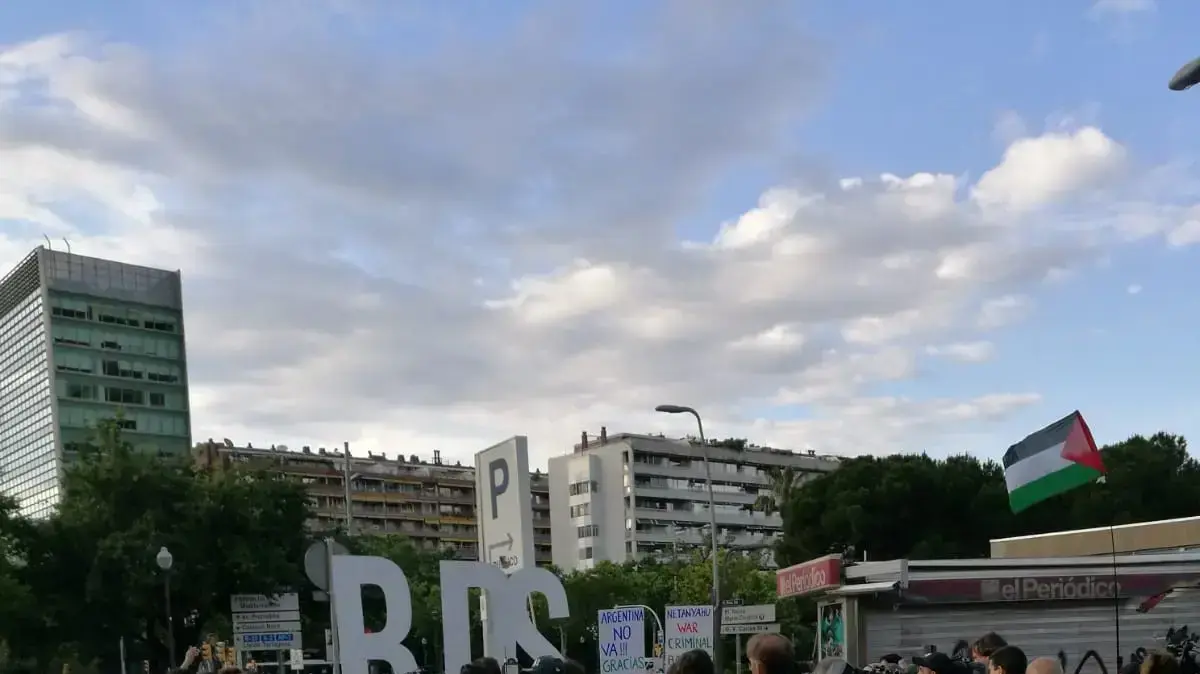 הפגנת BDS נגד ישראל מול המחנה של נבחרת ארגנטינה, ברצלונה הפגנת BDS נגד ישראל מול המחנה של נבחרת ארגנטינה, ברצלונה