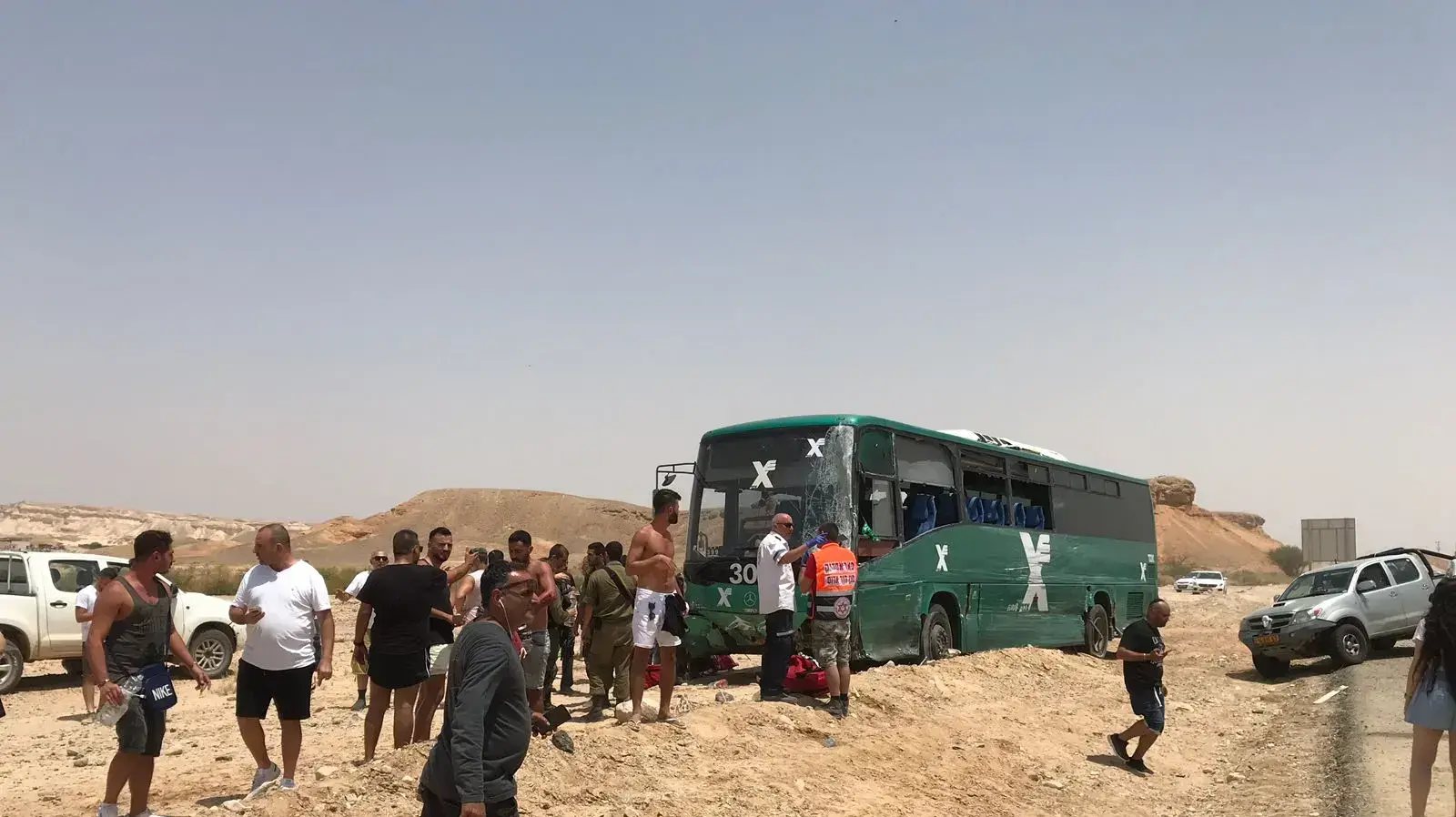 שמונה נפצעו בתאונה בין משאית לאוטובוס בכביש 90 ב-7 ביוני 2018 שמונה נפצעו בתאונה בין משאית לאוטובוס בכביש 90 ב-7 ביוני 2018