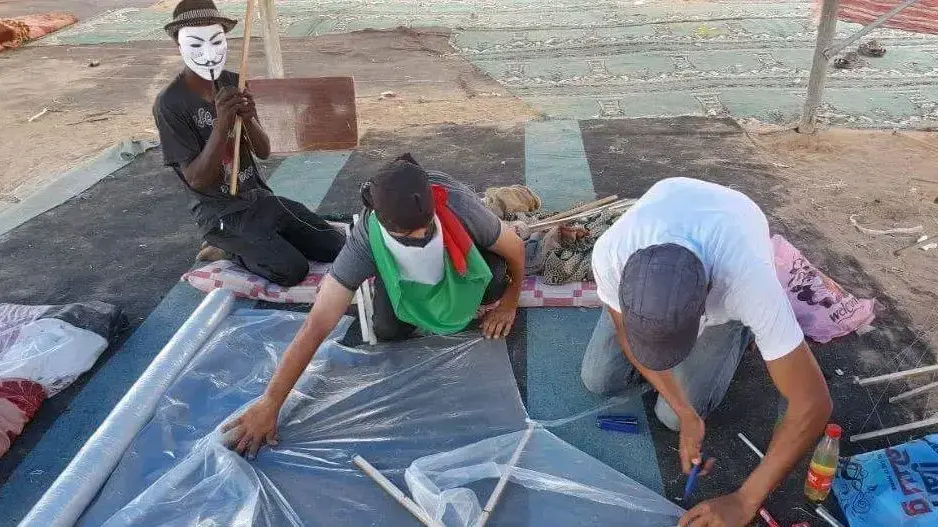 צעירים במהלך הכנת עפיפונים לקראת הפנות יום הנכסה 7 ביוני 2018 צעירים במהלך הכנת עפיפונים לקראת הפנות יום הנכסה 7 ביוני 2018