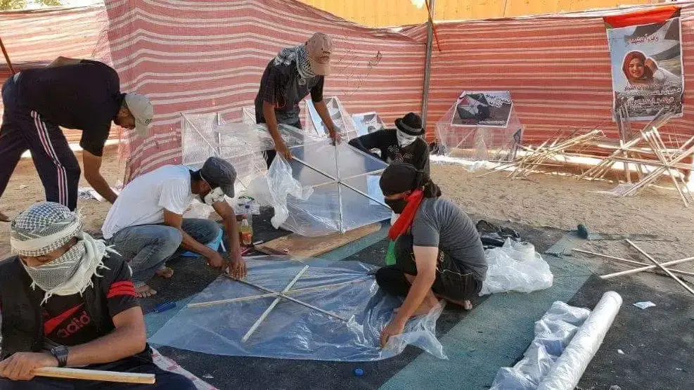צעירים במהלך הכנת עפיפונים לקראת הפנות יום הנכסה 7 ביוני 2018 צעירים במהלך הכנת עפיפונים לקראת הפנות יום הנכסה 7 ביוני 2018