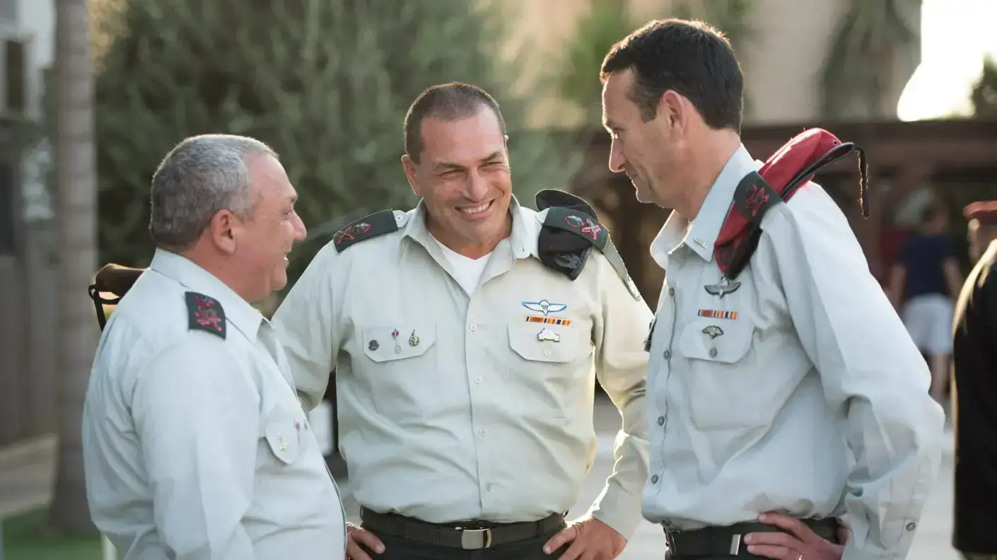 אלוף איל זמיר עם מחליפו אלוף הרצי הלוי והרמטכ"ל גדי איזנקוט בטקס פרישתו מפיקוד דרום, 6 ביוני 2018 אלוף איל זמיר עם מחליפו אלוף הרצי הלוי והרמטכ"ל גדי איזנקוט בטקס פרישתו מפיקוד דרום, 6 ביוני 2018