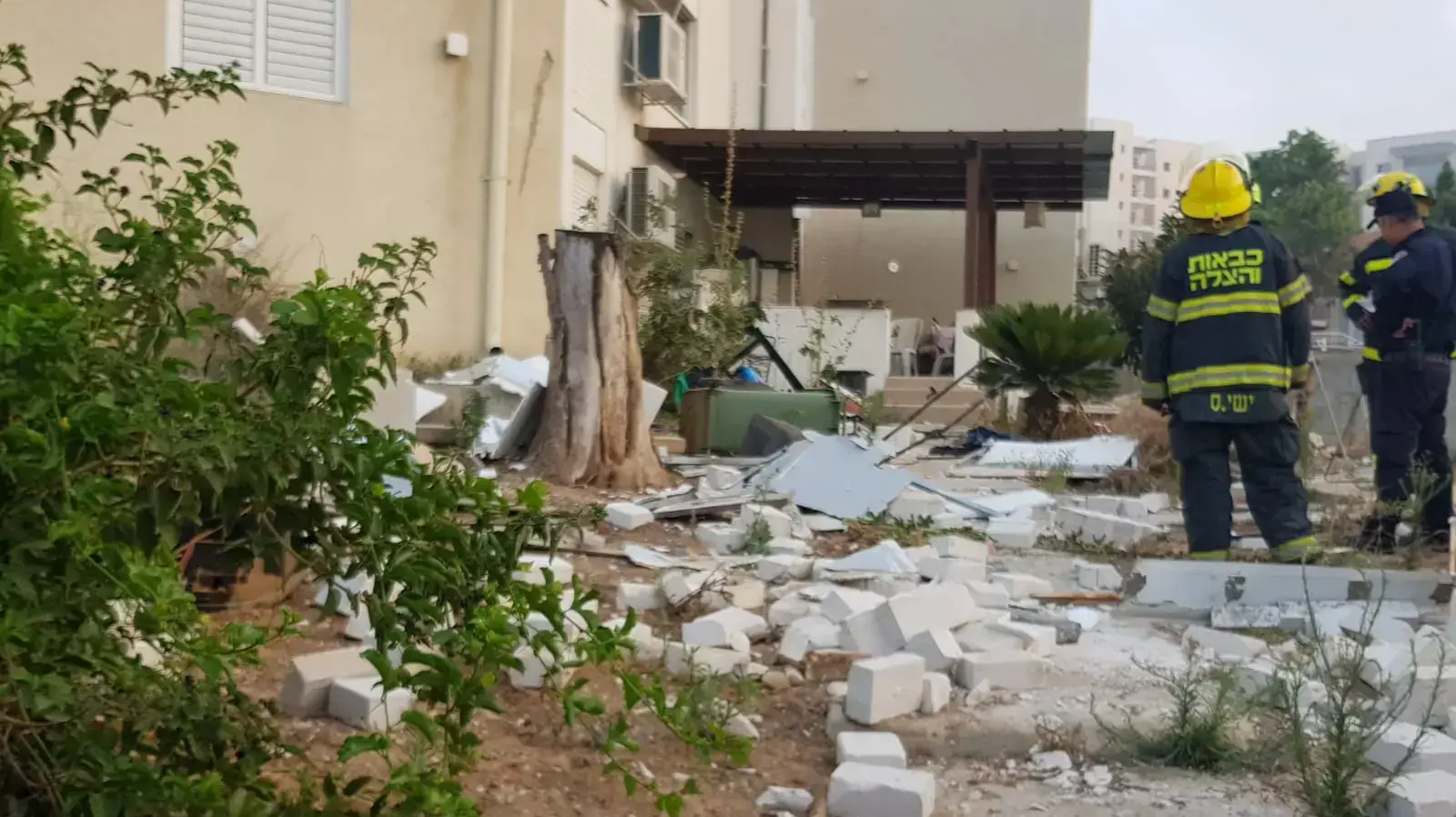 חצר בית בשדרות שתקרתו קרסה בעקבות פיצוץ, 8 ביוני 2018 חצר בית בשדרות שתקרתו קרסה בעקבות פיצוץ, 8 ביוני 2018