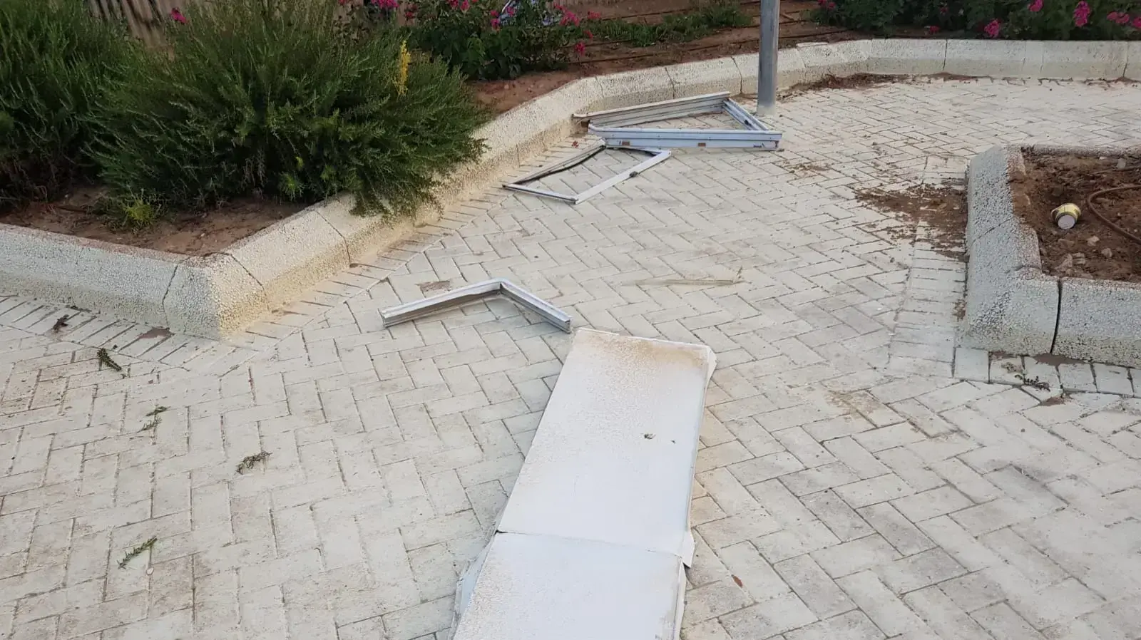 הריסות בחצר הבית בשדרות שתקרתו קרסה בעקבות פיצוץ, 8 ביוני 2018 הריסות בחצר הבית בשדרות שתקרתו קרסה בעקבות פיצוץ, 8 ביוני 2018