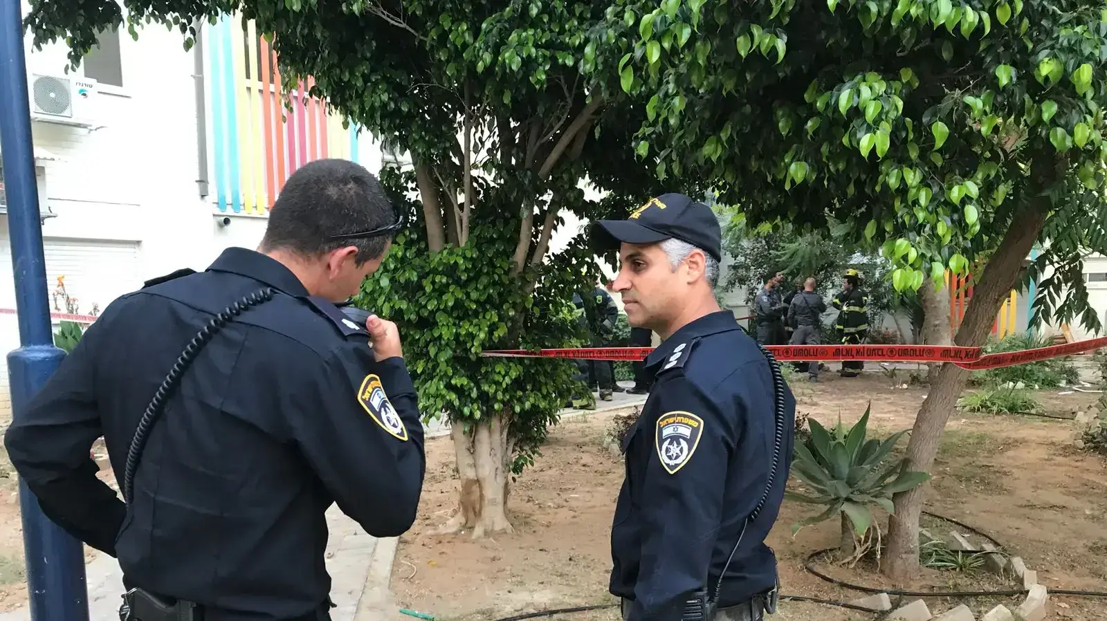 שוטרים בחצר בניין מגורים בשדרות שתקרתו קרסה בשל פיצוץ, 8 ביוני 2018 שוטרים בחצר בניין מגורים בשדרות שתקרתו קרסה בשל פיצוץ, 8 ביוני 2018