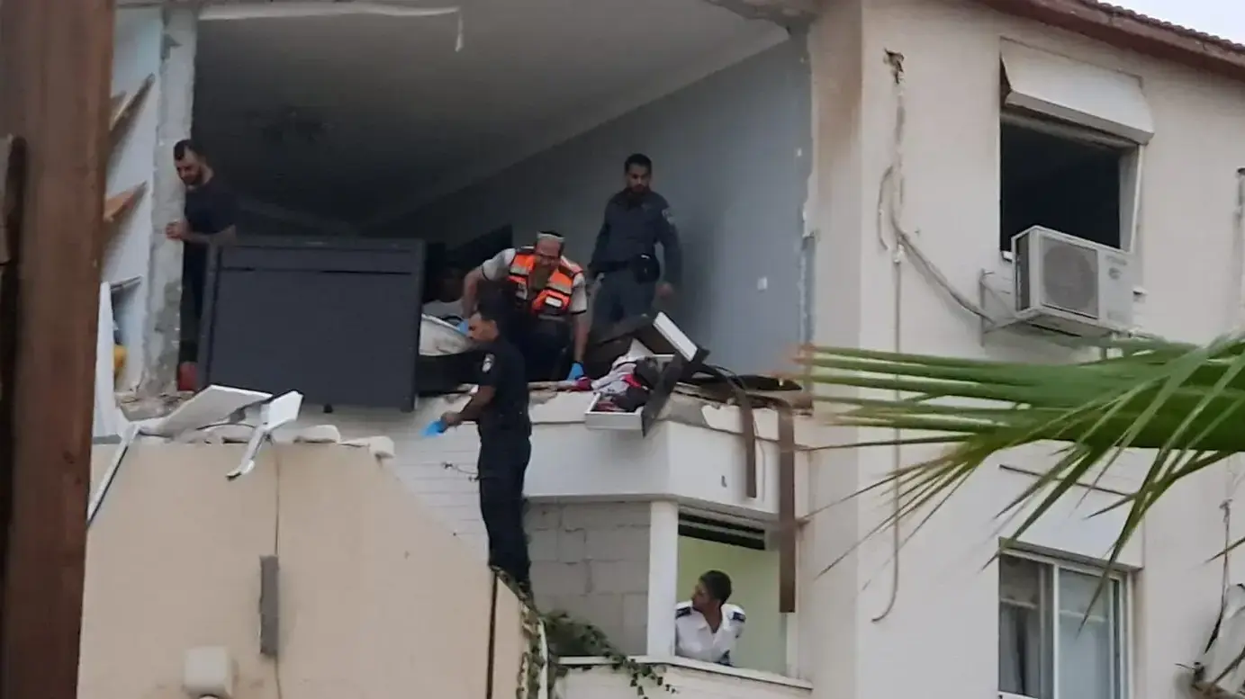 שוטרים וצוותי מד"א בחצר בניין מגורים בשדרות שתקרתו קרסה בשל פיצוץ, 8 ביוני 2018