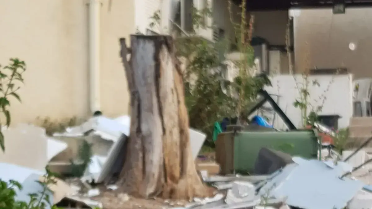 קיר חיצוני קרס בבניין מגורים בשדרות בשל פיצוץ בלון גז קיר חיצוני קרס בבניין מגורים בשדרות בשל פיצוץ בלון גז