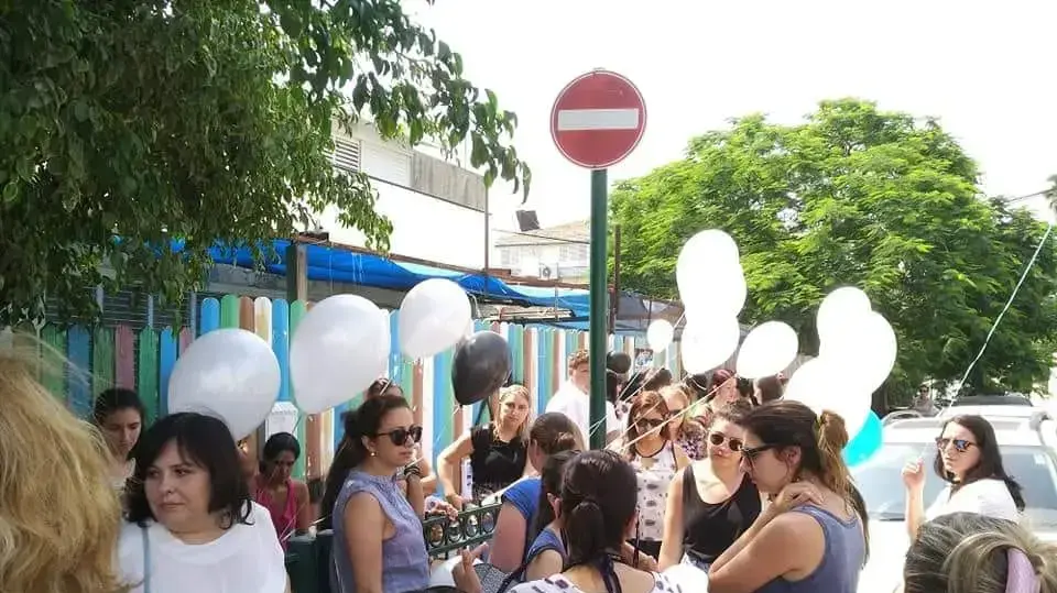 עשרות בני אדם הגיעו לגן בפתח תקווה שבו נהרגה יסמין וינטה, 8 ביוני 2018 עשרות בני אדם הגיעו לגן בפתח תקווה שבו נהרגה יסמין וינטה, 8 ביוני 2018