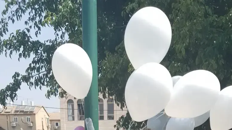 עשרות בני אדם הגיעו לגן בפתח תקווה שבו נהרגה יסמין וינטה, 8 ביוני 2018 עשרות בני אדם הגיעו לגן בפתח תקווה שבו נהרגה יסמין וינטה, 8 ביוני 2018