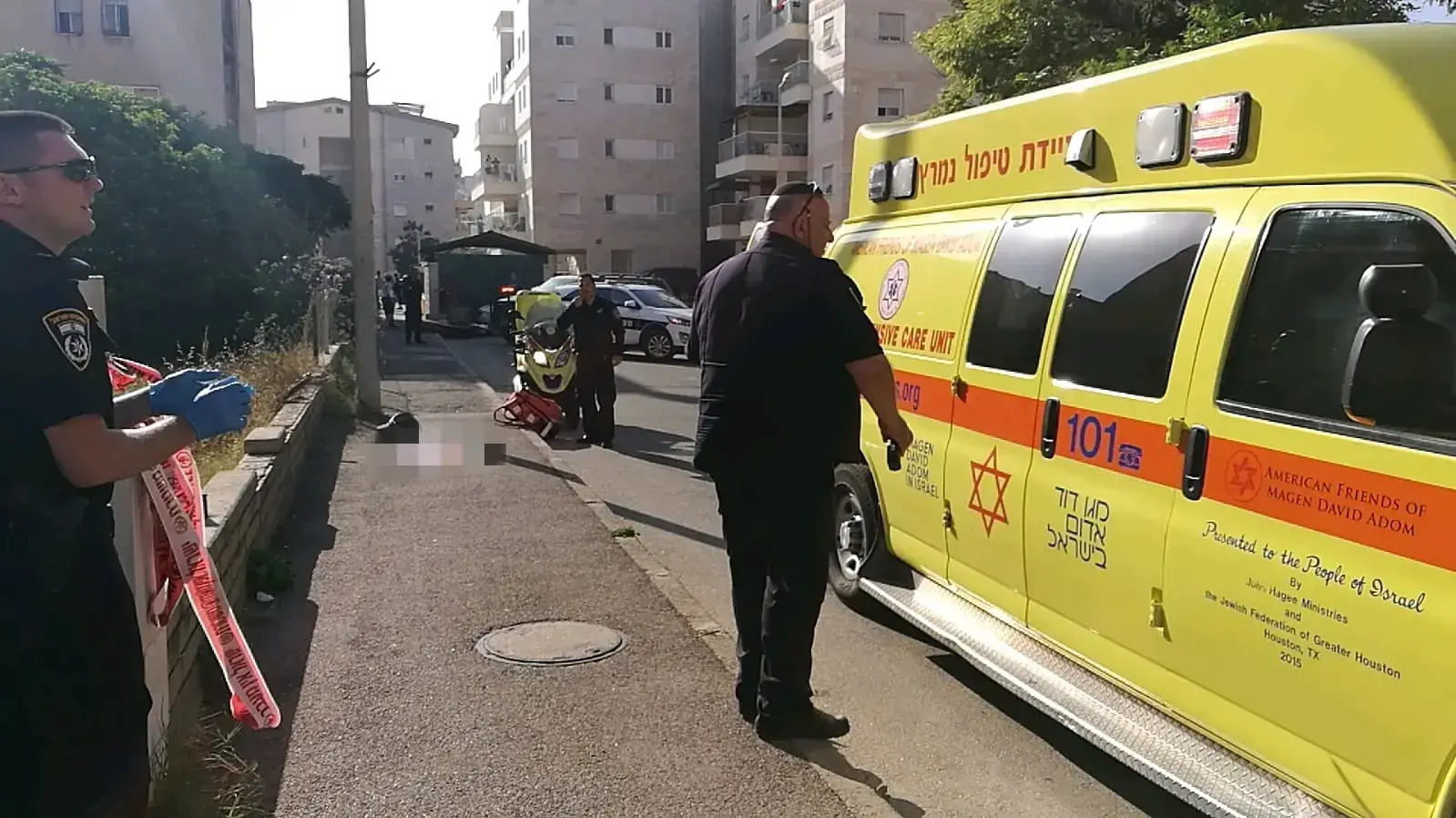 זירת האירוע אישה בת 36 במצב אנוש לאחר שנדקרה ברחוב הרב אריה לוין בקרית שמואל שבחיפה ה-10 ביוני 2018 זירת האירוע אישה בת 36 במצב אנוש לאחר שנדקרה ברחוב הרב אריה לוין בקרית שמואל שבחיפה ה-10 ביוני 2018