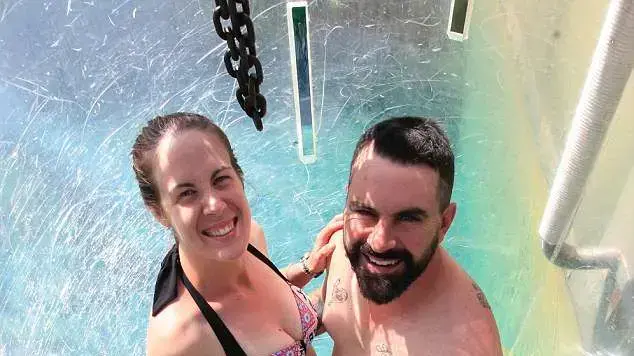 הציע נישואים לחברתו כשהשניים מוקפים בתנינים מפלצתיים הציע נישואים לחברתו כשהשניים מוקפים בתנינים מפלצתיים