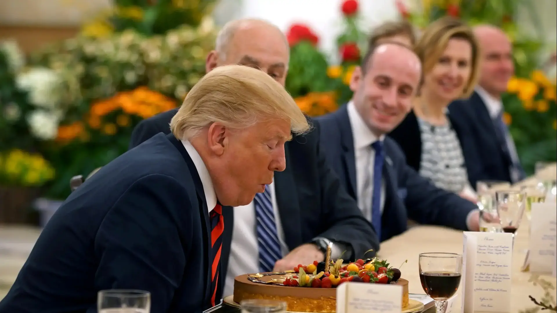 דונלד טראמפ מקבל עוגת יומולדת עם הגעתו לארוחת צהריים בסינגפור דונלד טראמפ מקבל עוגת יומולדת עם הגעתו לארוחת צהריים בסינגפור