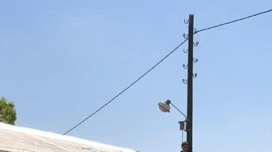 נזק קל נגרם לגג מבנה בקיבוץ בחוף אשקלון עקב בלון תבערה שנשלח מרצועת עזה ב-11 ביוני 2018 נזק קל נגרם לגג מבנה בקיבוץ בחוף אשקלון עקב בלון תבערה שנשלח מרצועת עזה ב-11 ביוני 2018