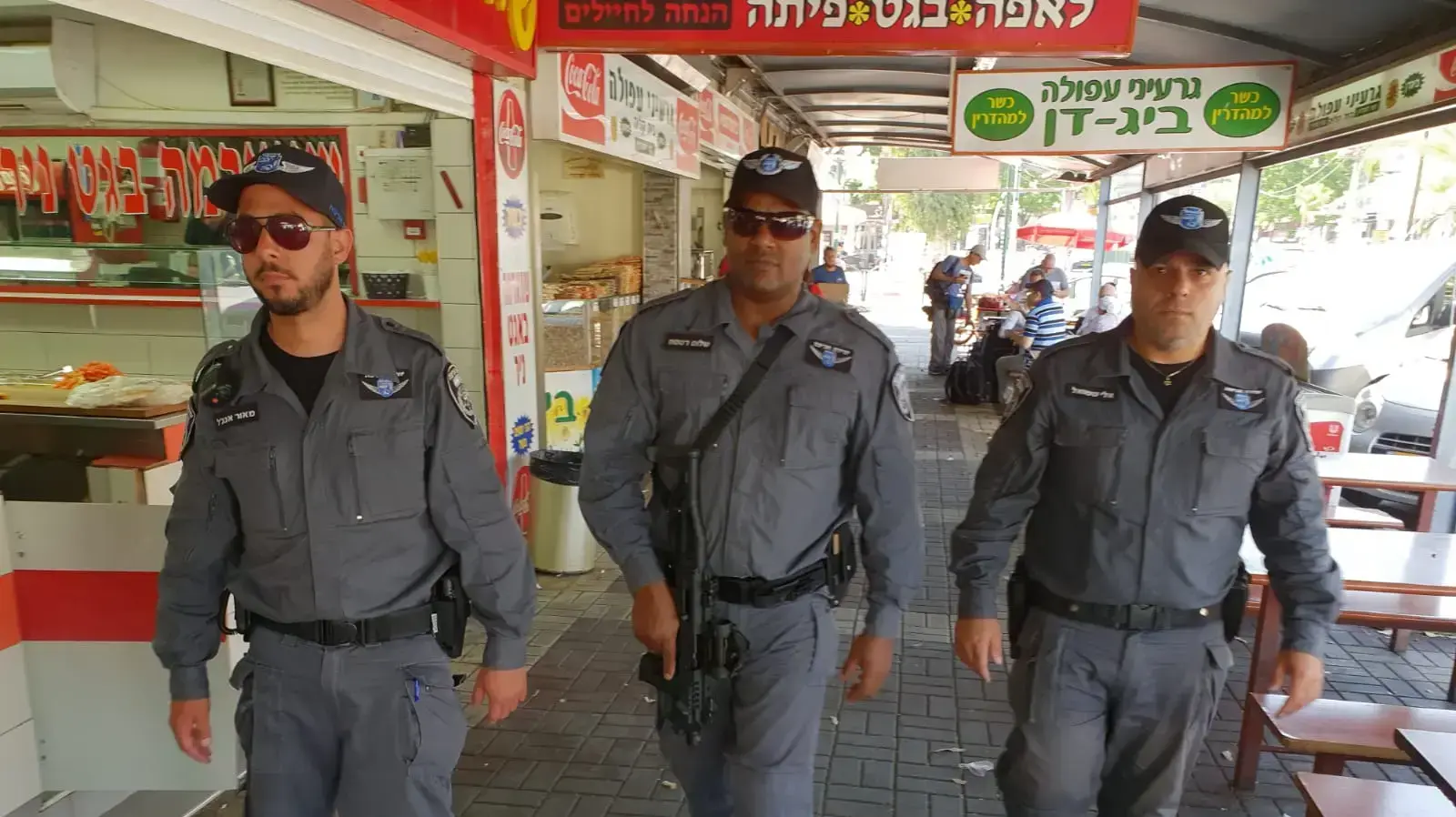 שוטרים מסיירים בעפולה לאחר פיגוע דקירה שבו נפצעה צעירה בת 18 באורח קשה, 11 ביוני 2018 שוטרים מסיירים בעפולה לאחר פיגוע דקירה שבו נפצעה צעירה בת 18 באורח קשה, 11 ביוני 2018