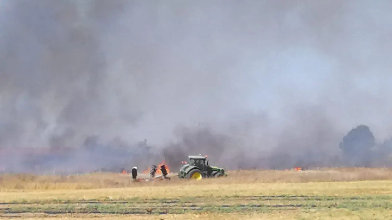 שריפה שפרצה במפלסים שבמועצת שער הנגב עקב עפיפון תבערה שריפה שפרצה במפלסים שבמועצת שער הנגב עקב עפיפון תבערה