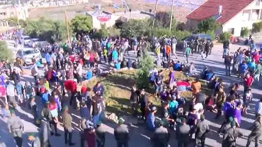 שוטרי מג"ב במאחז נתיב האבות בגוש עציון לצד חבורות צעירים שהגיעו לתמוך בתושבים שיפונו מבתיהם, 12 ביוני 2018 שוטרי מג"ב במאחז נתיב האבות בגוש עציון לצד חבורות צעירים שהגיעו לתמוך בתושבים שיפונו מבתיהם, 12 ביוני 2018
