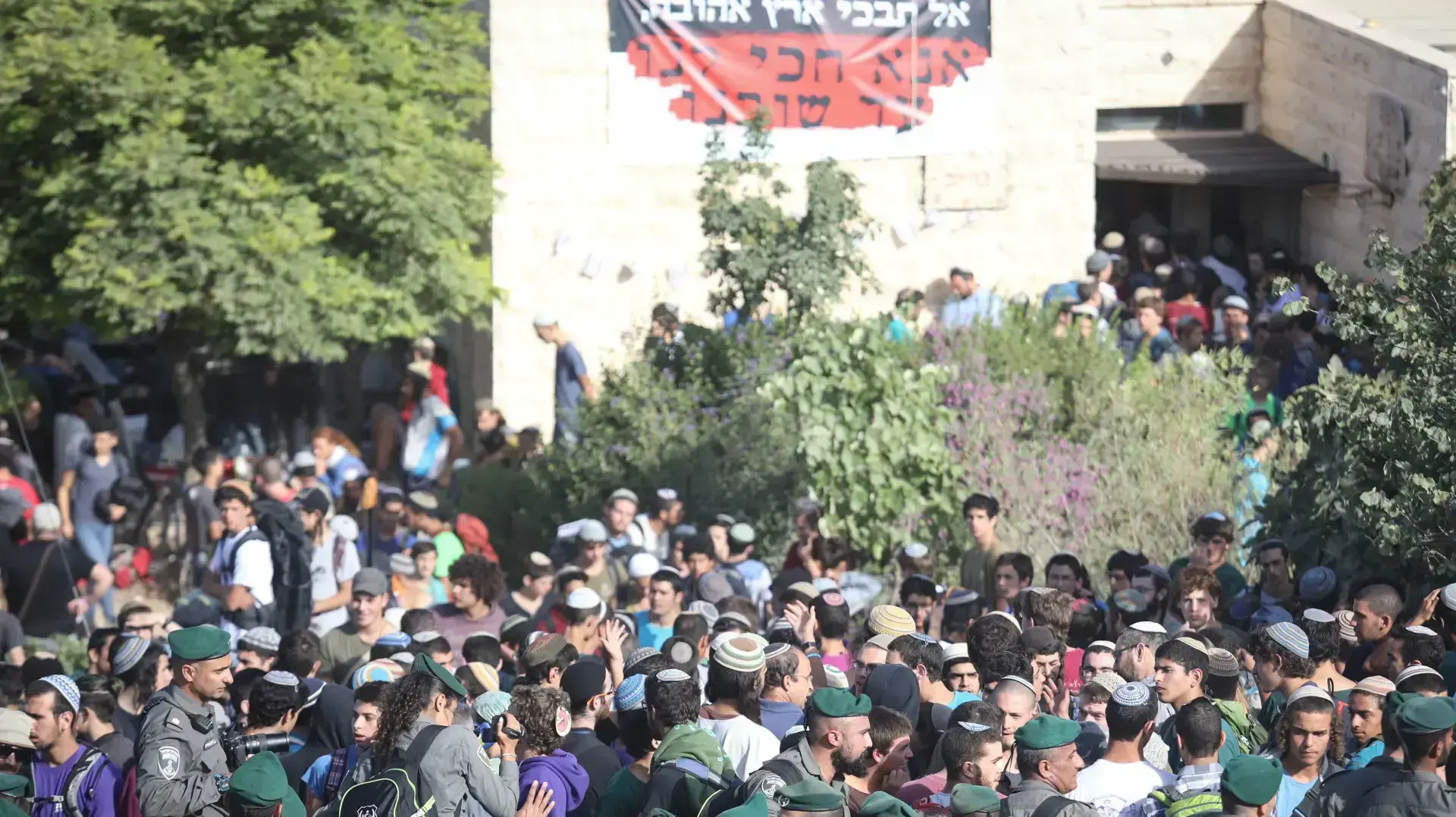 שוטרי מג"ב במאחז נתיב האבות בגוש עציון לצד חבורות צעירים שהגיעו לתמוך בתושבים שיפונו מבתיהם, 12 ביוני 2018 שוטרי מג"ב במאחז נתיב האבות בגוש עציון לצד חבורות צעירים שהגיעו לתמוך בתושבים שיפונו מבתיהם, 12 ביוני 2018