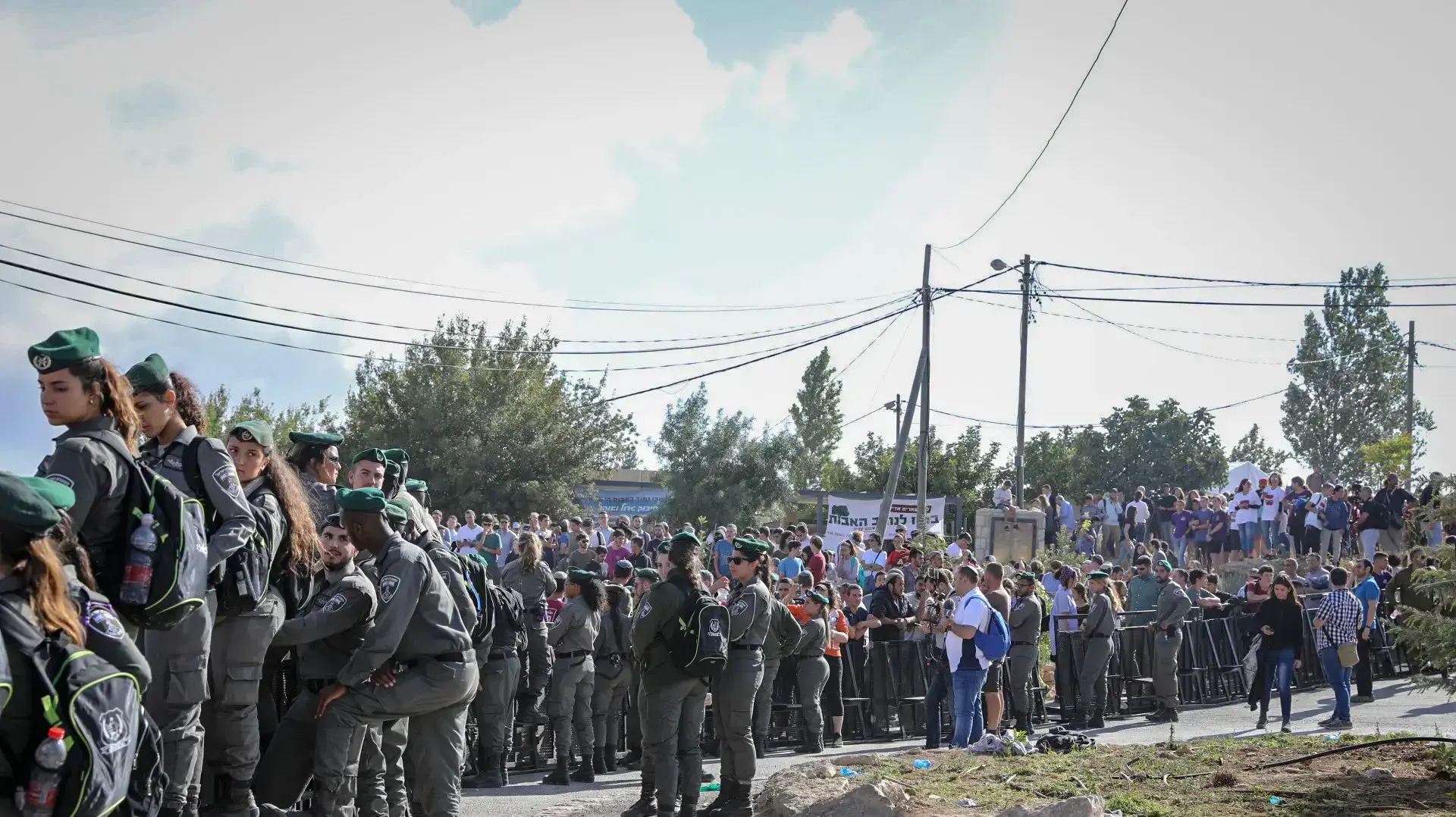 שוטרי מג"ב במאחז נתיב האבות בגוש עציון לצד חבורות צעירים שהגיעו לתמוך בתושבים שיפונו מבתיהם, 12 ביוני 2018 שוטרי מג"ב במאחז נתיב האבות בגוש עציון לצד חבורות צעירים שהגיעו לתמוך בתושבים שיפונו מבתיהם, 12 ביוני 2018