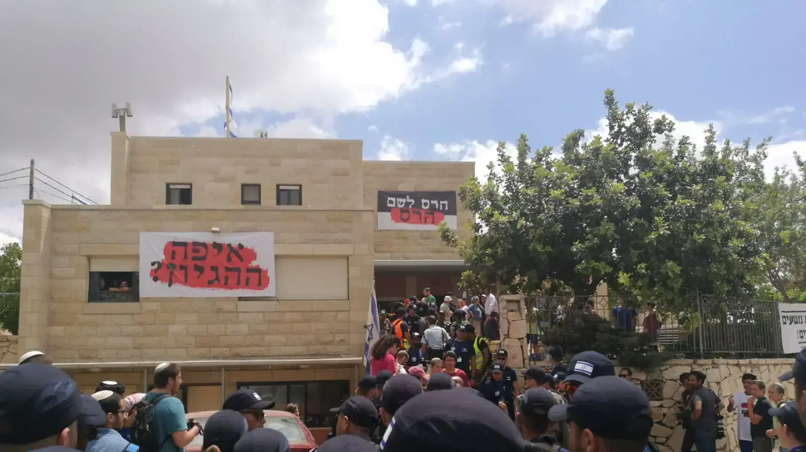 שוטרי מג"ב במאחז נתיב האבות בגוש עציון לצד חבורות צעירים שהגיעו לתמוך בתושבים שיפונו מבתיהם, 12 ביוני 2018 שוטרי מג"ב במאחז נתיב האבות בגוש עציון לצד חבורות צעירים שהגיעו לתמוך בתושבים שיפונו מבתיהם, 12 ביוני 2018