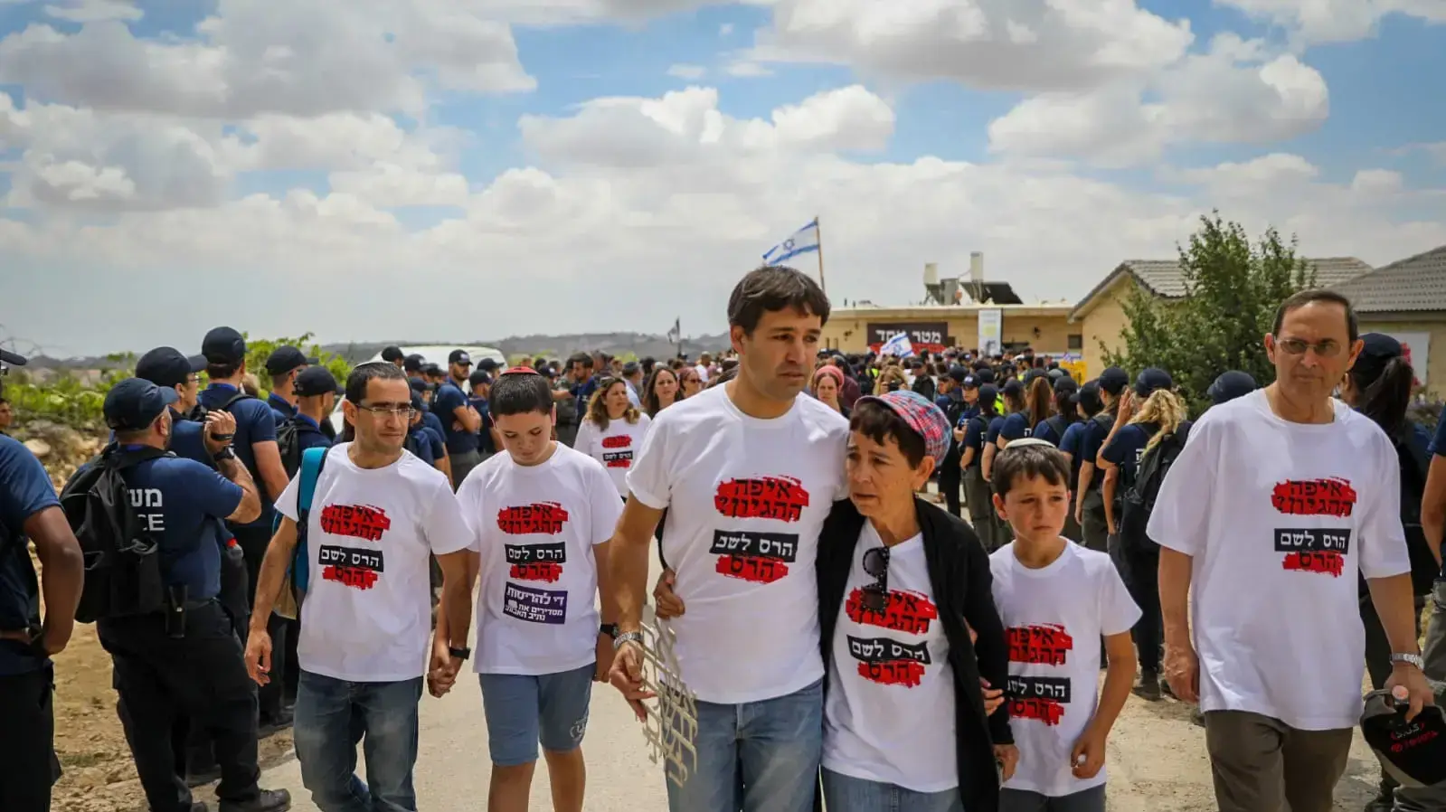 בני משפחת בולוויק מפונים מביתם בנתיב אבות, 12 ביוני 2018 בני משפחת בולוויק מפונים מביתם בנתיב אבות, 12 ביוני 2018