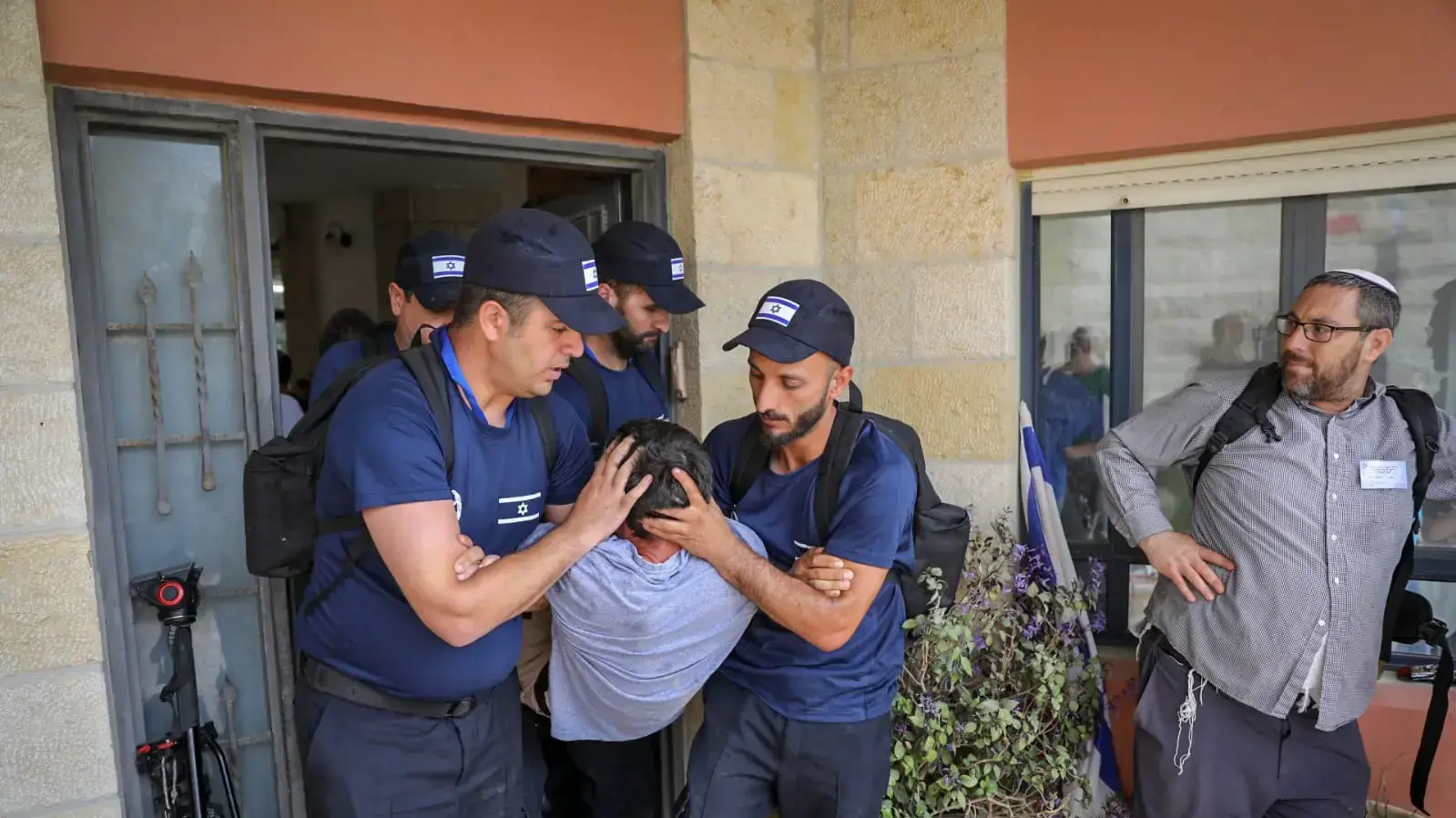בני משפחת נוי מתפנים מביתם בנתיב אבות, 12 ביוני 2018 בני משפחת נוי מתפנים מביתם בנתיב אבות, 12 ביוני 2018