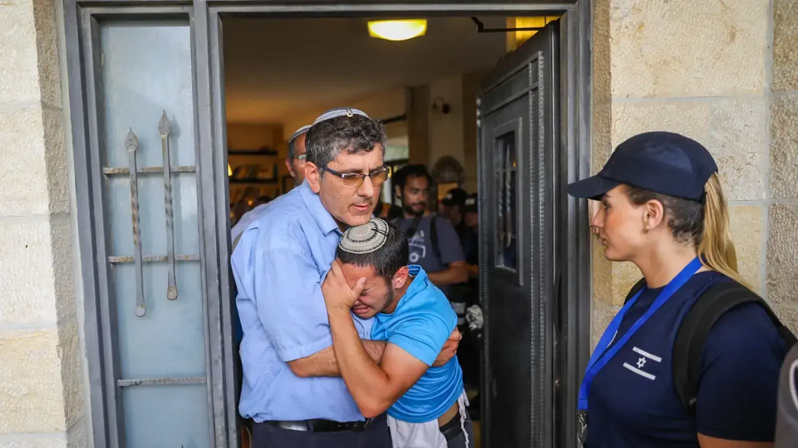 בני משפחת נוי מתפנים מביתם בנתיב אבות, 12 ביוני 2018 בני משפחת נוי מתפנים מביתם בנתיב אבות, 12 ביוני 2018
