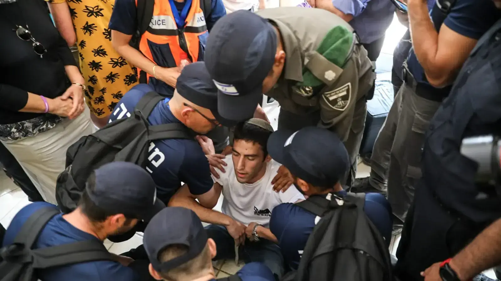 בני משפחת נוי מתפנים מביתם בנתיב אבות, 12 ביוני 2018 בני משפחת נוי מתפנים מביתם בנתיב אבות, 12 ביוני 2018