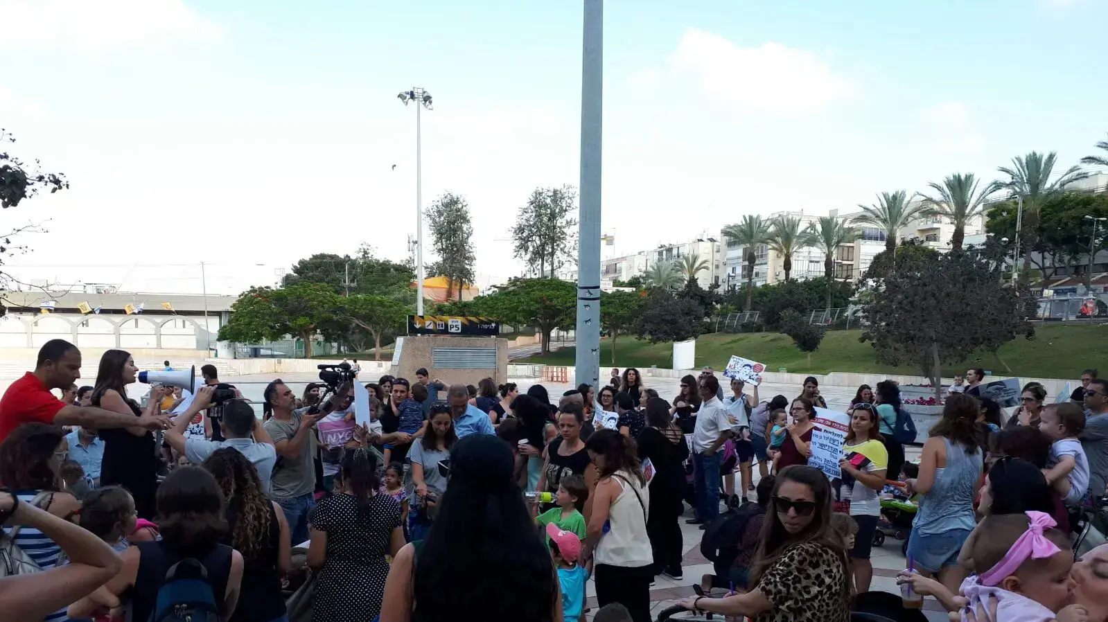 הפגנה בכפר סבא בגין מותה הטרגדי של הפעוטה בגן הילדים בפתח תקווה 12 ביוני 2018 הפגנה בכפר סבא בגין מותה הטרגדי של הפעוטה בגן הילדים בפתח תקווה 12 ביוני 2018