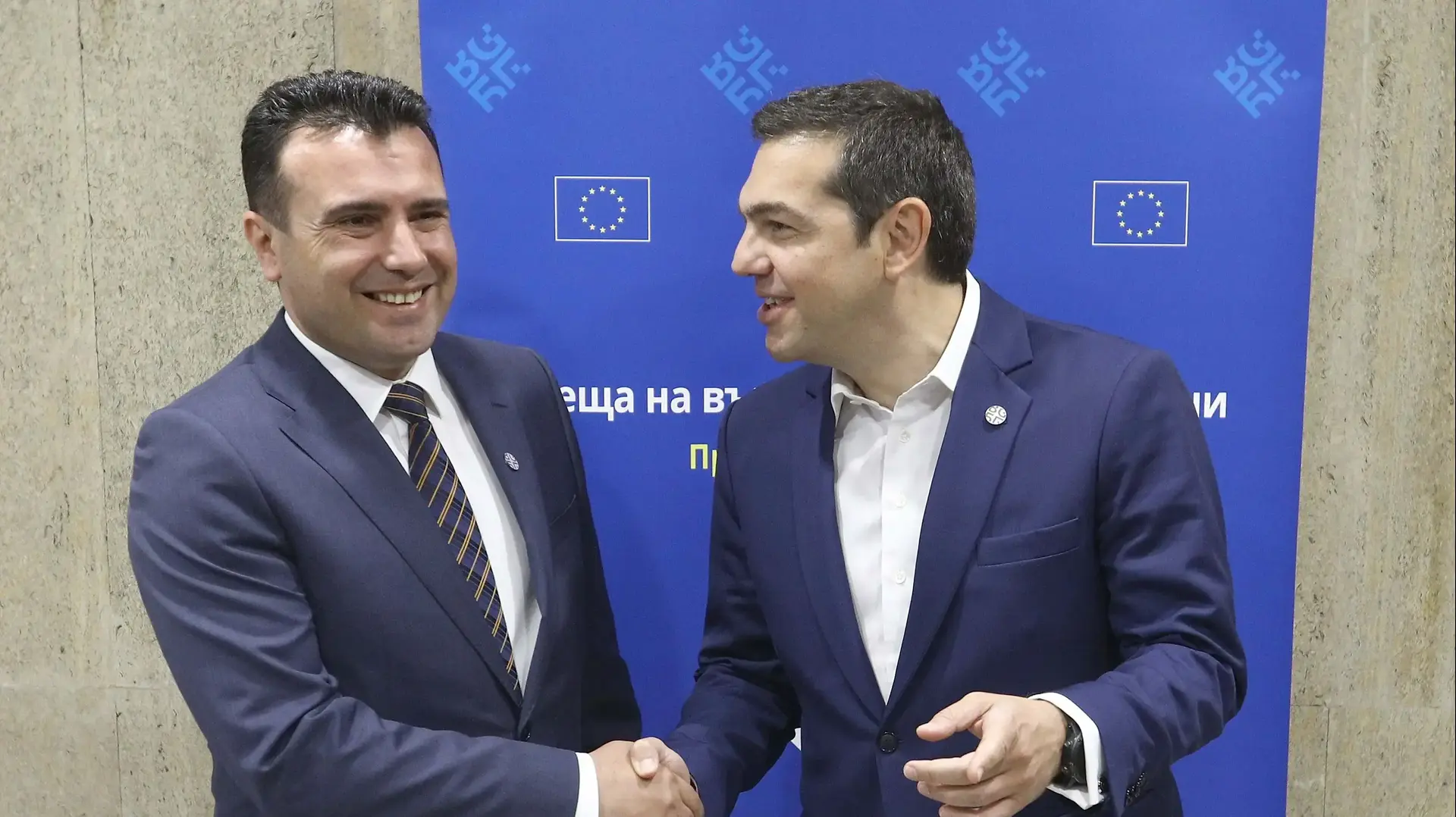 ראש ממשלת יוון אלכסיס ציפראס עם ראש ממשלת מקדוניה זוראן זאב, מאי 2018 