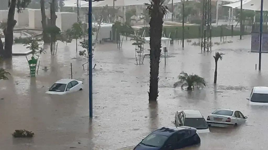 רכבים שקעו גשם שדרות ה-13 ביוני 2018 רכבים שקעו גשם שדרות ה-13 ביוני 2018