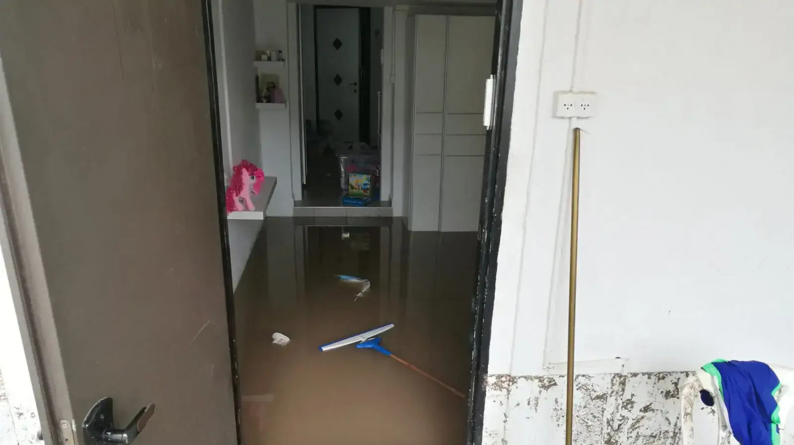 הצפה בדירה בשדרות ה-13 ביוני 2018 הצפה בדירה בשדרות ה-13 ביוני 2018