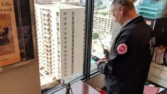 דביבון שטיפס לקומה 25 במינסוטה, ארצות הברית, 13 ביוני 2018
