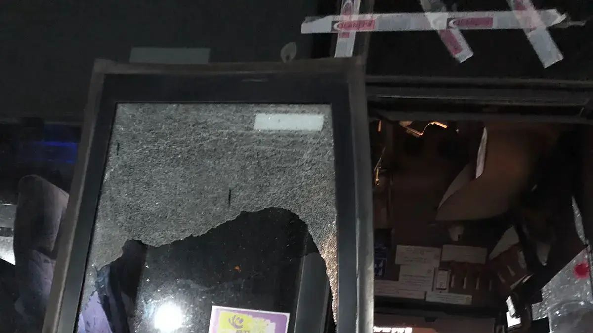 אוטובוס של חברת מטרופולין שהותקף על ידי רעולי פנים בכניסה לתל שבע, 13 ביוני 2018
