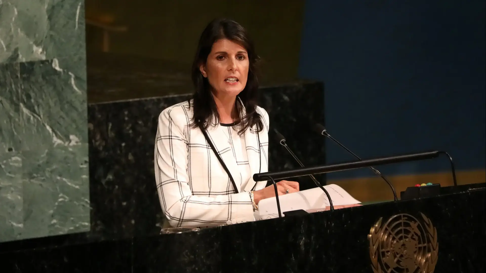 שגרירת ארצות הברית באו"ם ניקי היילי בדיון בעצרת הכללית בהצעת גינוי נגד ישראל בשל שימוש בכוח נגד פלסטינים, 13 ביוני 2018 שגרירת ארצות הברית באו"ם ניקי היילי בדיון בעצרת הכללית בהצעת גינוי נגד ישראל בשל שימוש בכוח נגד פלסטינים, 13 ביוני 2018