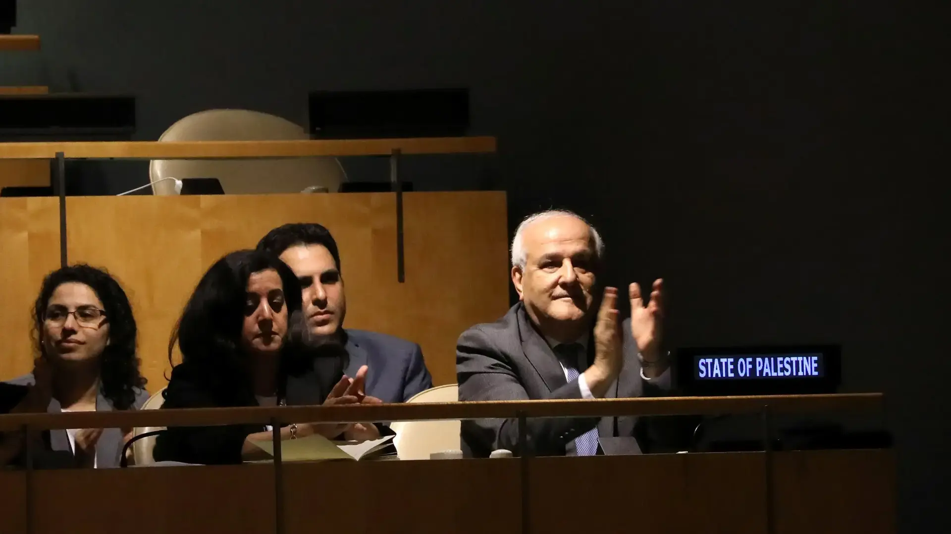 שגריר הרשות הפלסטינית באו"ם ריאד מנסור בדיון בעצרת הכללית בהצעת גינוי נגד ישראל בשל שימוש בכוח נגד פלסטינים, 13 ביוני 2018 שגריר הרשות הפלסטינית באו"ם ריאד מנסור בדיון בעצרת הכללית בהצעת גינוי נגד ישראל בשל שימוש בכוח נגד פלסטינים, 13 ביוני 2018
