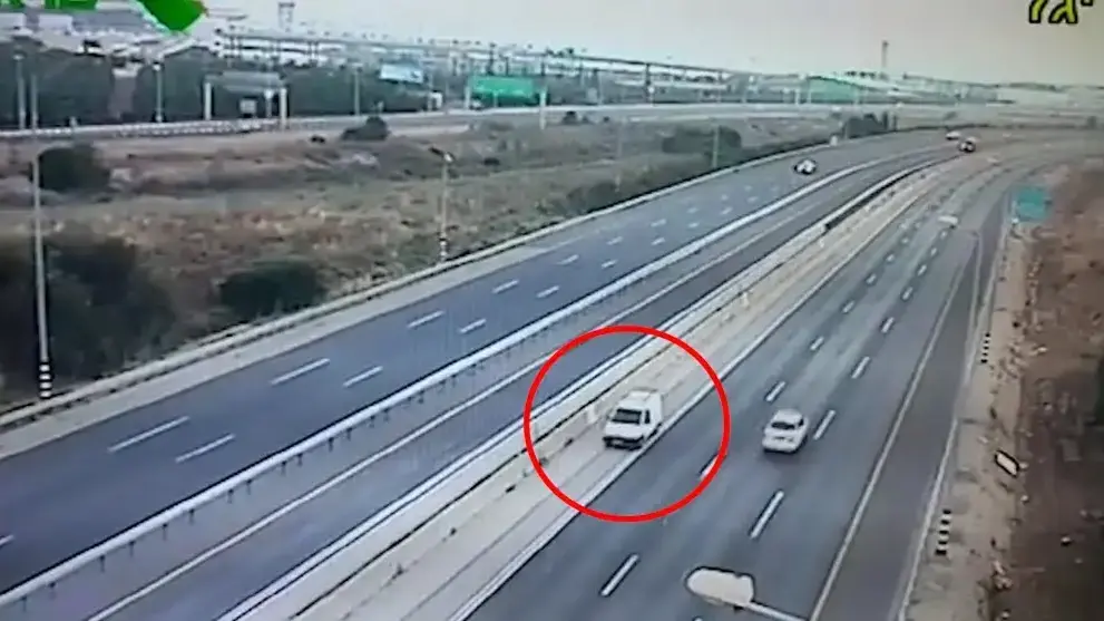 תיעוד מלחיץ: רכב נוסע נגד כיוון התנועה על כביש 1 תיעוד מלחיץ: רכב נוסע נגד כיוון התנועה על כביש 1