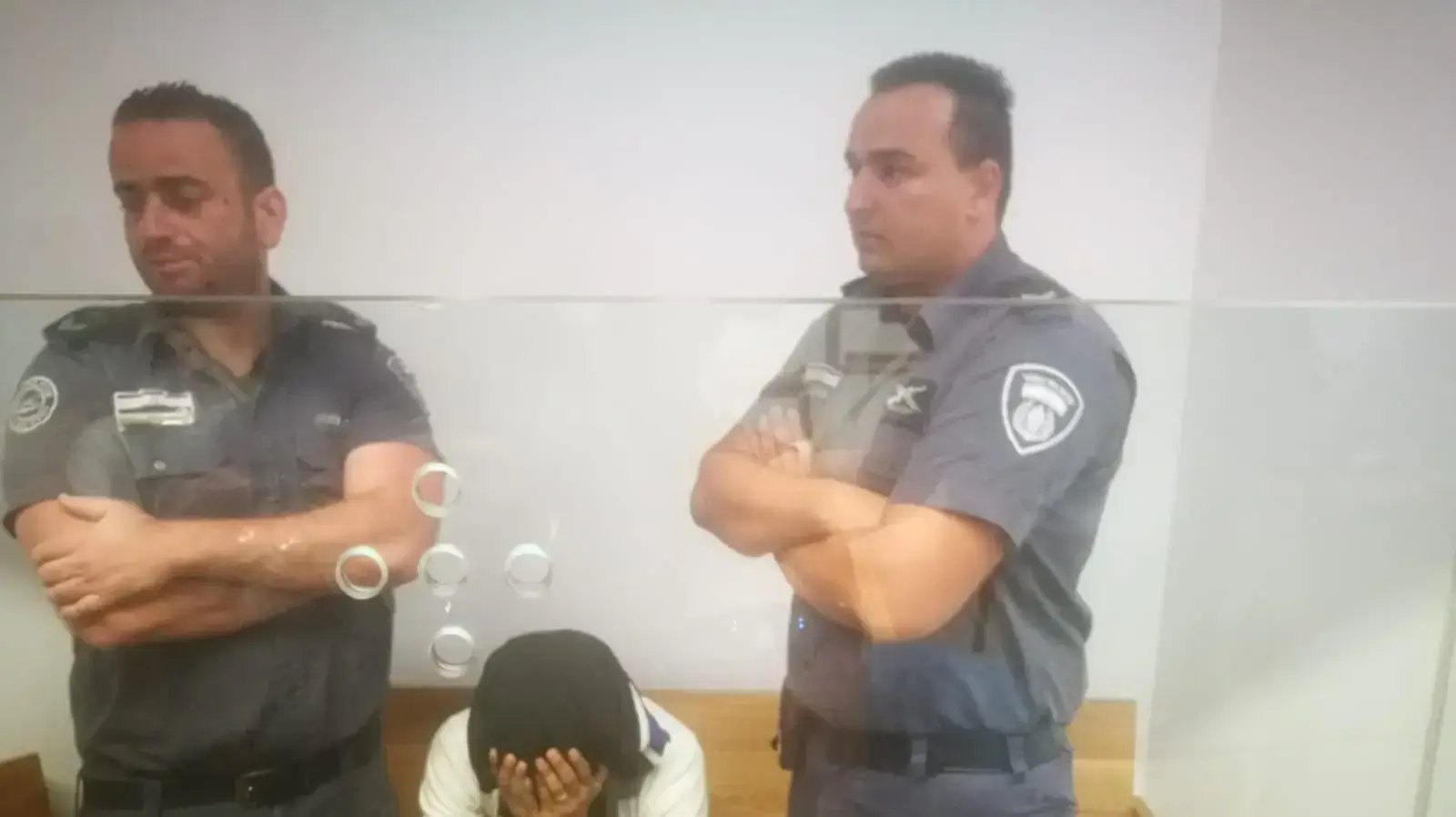 פאדי מאלוק הנאשם ברצח אחיותיו ביפו בדיון בעניינו ב-14 ביוני 2018 פאדי מאלוק הנאשם ברצח אחיותיו ביפו בדיון בעניינו ב-14 ביוני 2018