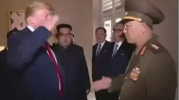 טראמפ מצדיע לגנרל מצבא קוריאה הצפונית בפסגה עם קים בסינגפור, 12 ביוני 2018 טראמפ מצדיע לגנרל מצבא קוריאה הצפונית בפסגה עם קים בסינגפור, 12 ביוני 2018