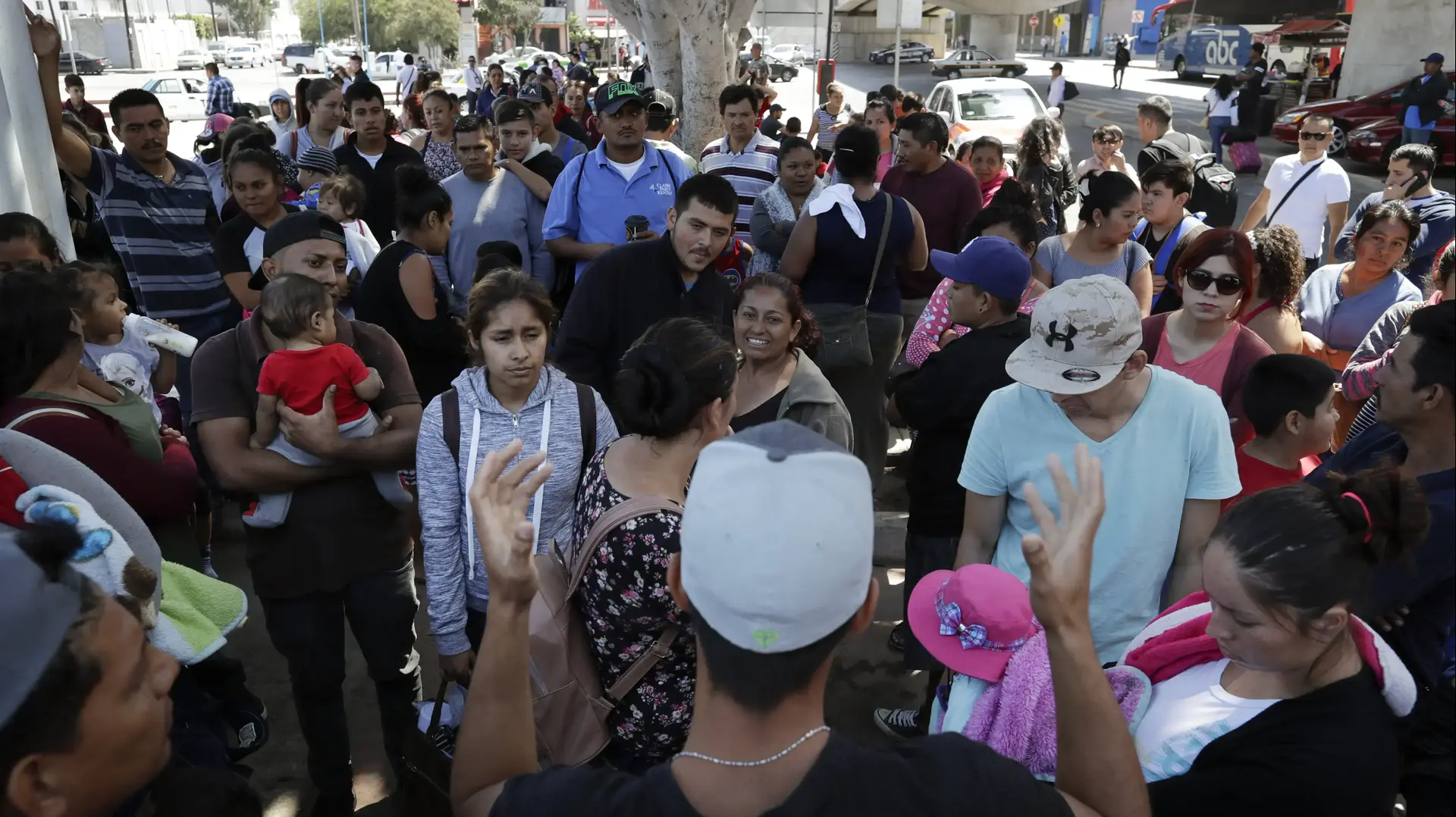 מהגרים ממקסיקו ממתינים בתור לבקשת מקלט מדיני בארה"ב, מעבר הגבול בטיחואנה, 13 ביוני 2018 מהגרים ממקסיקו ממתינים בתור לבקשת מקלט מדיני בארה"ב, מעבר הגבול בטיחואנה, 13 ביוני 2018
