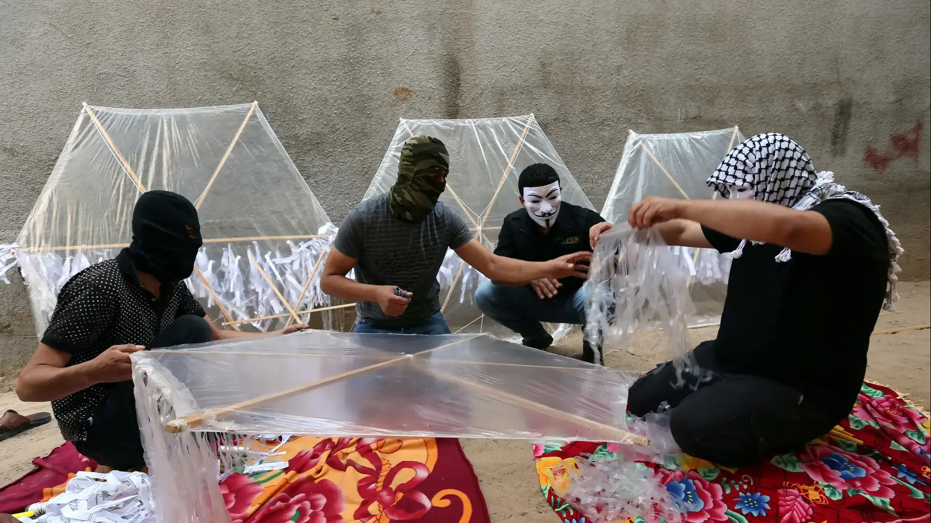פלסטינים ברצועת עזה מכינים עפיפוני תבערה לשיגור לשטח ישראל פלסטינים ברצועת עזה מכינים עפיפוני תבערה לשיגור לשטח ישראל