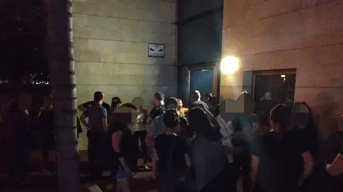 הורים לילדים מהפעוטון ברמת-גן בו נחשפו החשדות הכבדים להתעללות, הגיעו הערב למרכז הקהילתי ברחוב לנדאו בעיר לפגישת תמיכה עם פסיכולוגיים עירוניים הורים לילדים מהפעוטון ברמת-גן בו נחשפו החשדות הכבדים להתעללות, הגיעו הערב למרכז הקהילתי ברחוב לנדאו בעיר לפגישת תמיכה עם פסיכולוגיים עירוניים